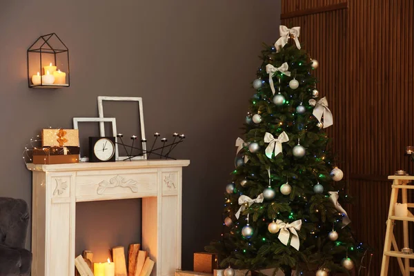 Intérieur Élégant Avec Arbre Noël Cheminée Décorative — Photo