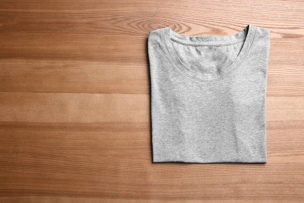 木质背景上的空白灰色 T恤衫 — 图库照片