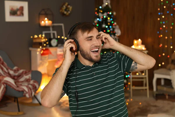 Joyeux Jeune Homme Écoutant Musique Noël Maison — Photo