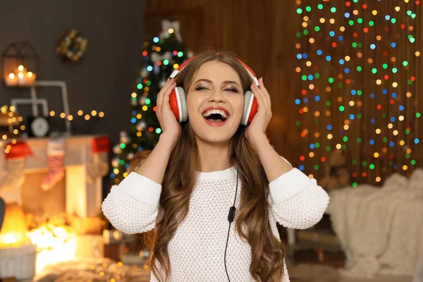 自宅でクリスマス音楽を聴いて幸せな若い女 — ストック写真