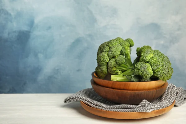 Pelat Dengan Brokoli Segar Atas Meja Jenis Kubis — Stok Foto