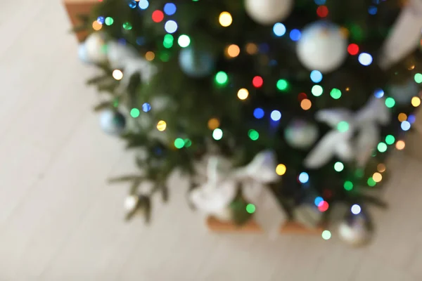 Vista Borrosa Del Árbol Navidad Bellamente Decorado Primer Plano —  Fotos de Stock
