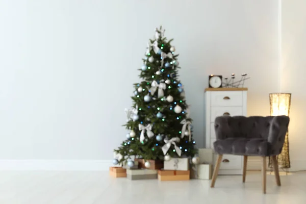 Verschwommener Blick Auf Stilvolle Wohnzimmereinrichtung Mit Geschmücktem Weihnachtsbaum Und Bequemem — Stockfoto