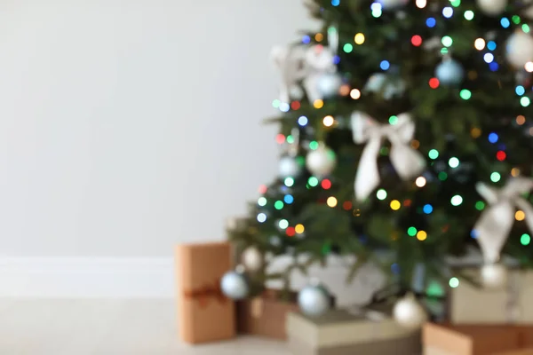 Wazig Zicht Prachtig Versierde Kerstboom Close — Stockfoto