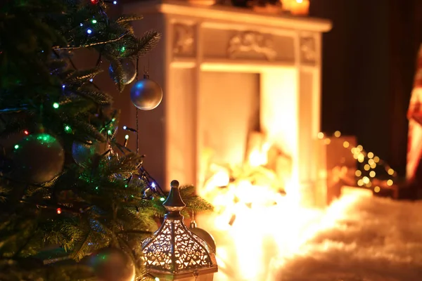 Weihnachtsbaum Mit Dekor Stilvollem Wohnzimmer Interieur Bei Nacht — Stockfoto
