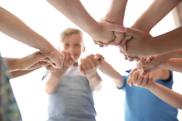 Små Barn Håller Händerna Ihop Ljus Bakgrund Unity Konceptet — Stockfoto