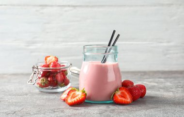 Cam kavanoz lezzetli çilek güler yüzlü tablo ile