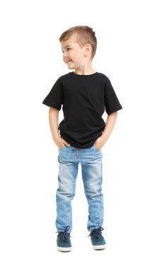 Beyaz arka plan üzerinde küçük çocuk t-shirt içinde. Mockup tasarım için