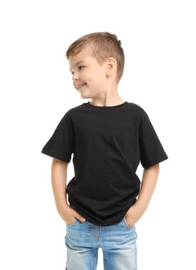 Beyaz arka plan üzerinde küçük çocuk t-shirt içinde. Mockup tasarım için