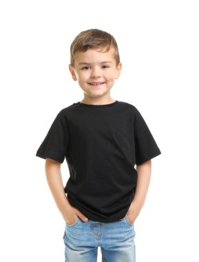 Beyaz arka plan üzerinde küçük çocuk t-shirt içinde. Mockup tasarım için