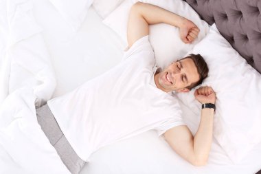 Evde yatakta, üstten görünüm uyku sonra genç adam