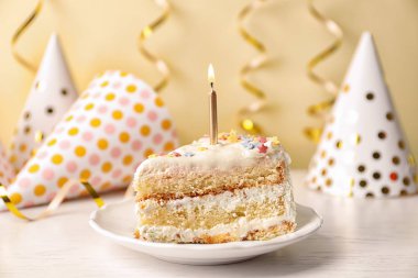 Lezzetli Doğum günü pastası mumu tablo ile dilim