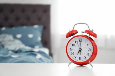 Analog alarm saat tablo yatak odasında. Günün saati