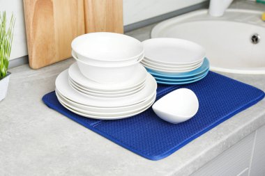 Lavabo Mutfak tezgahı üzerinde yakın farklı temiz tabak