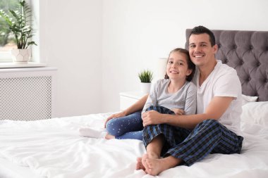 Yatak odasında onun sevimli çocuk ile baba. Mutlu bir aile