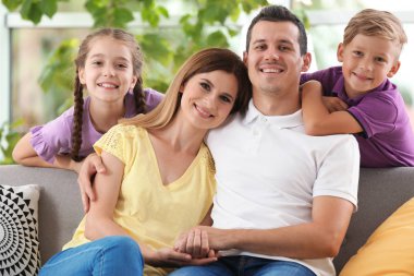 Evde şirin çocuklu mutlu aile