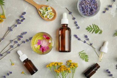 Uçucu yağlar ve açık renkli çiçekler düz yatıyordu kompozisyonu