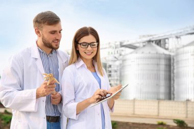 Genç Ziraat modern tahıl ambarları yakın. Tahıl tarım