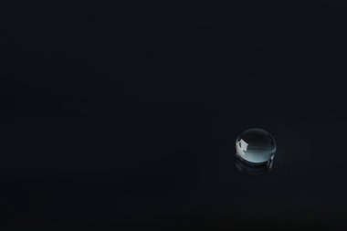 Güzel temiz su siyah arka plan üzerine bırak