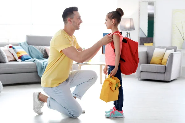 Jovem Ajudando Seu Filho Preparar Para Escola Casa — Fotografia de Stock