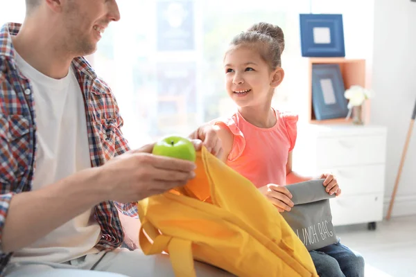 Jovem Ajudando Seu Filho Preparar Para Escola Casa — Fotografia de Stock