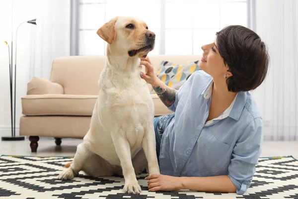 自宅の所有者と愛らしい黄色いラブラドル レトリーバー犬 — ストック写真