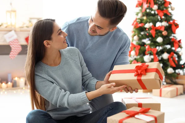 Young Man Giving Christmas Gift His Girlfriend Home — Stock Photo, Image