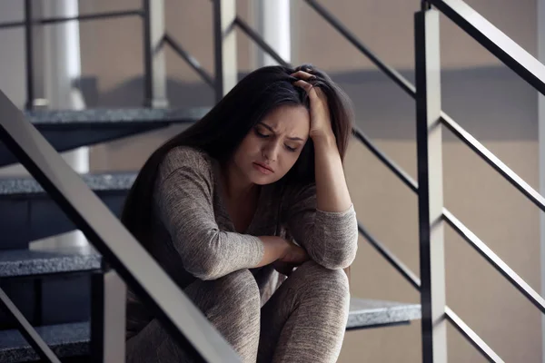 Депрессивная Молодая Женщина Сидит Лестнице — стоковое фото
