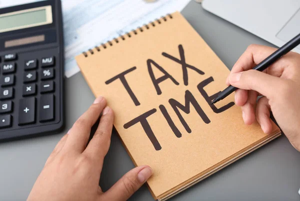 Mulher Escrevendo Tax Time Notebook Mesa Close — Fotografia de Stock