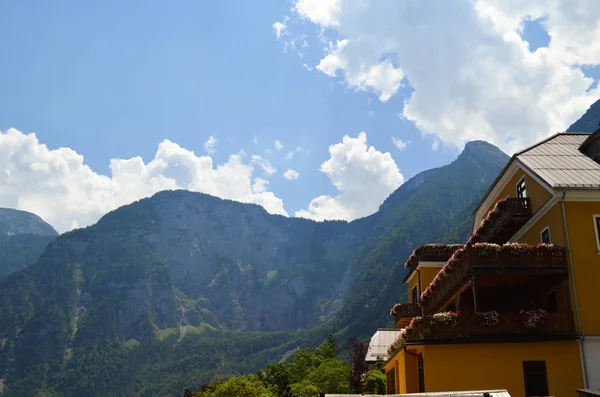 Vista Pitoresca Belo Edifício Perto Montanhas — Fotografia de Stock