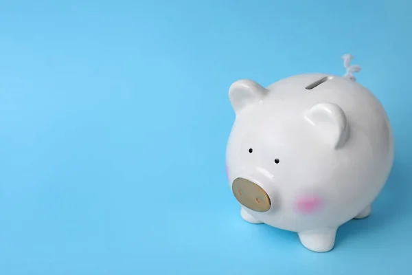 Banco Piggy Branco Fundo Cor Poupança — Fotografia de Stock