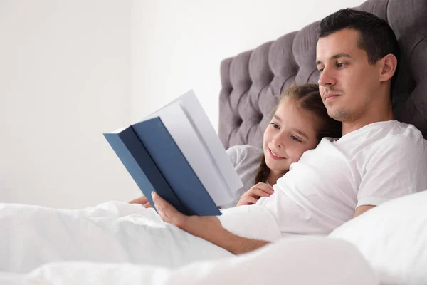 Pai Ler Livro Com Criança Quarto Família Feliz — Fotografia de Stock