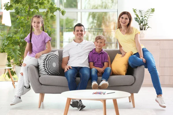 Gelukkige Familie Met Schattige Kinderen Thuis — Stockfoto