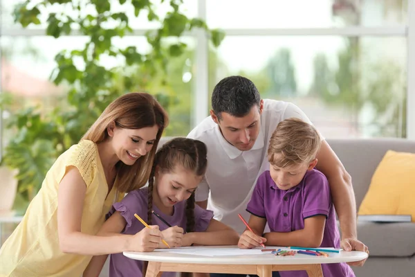 Niños Con Padres Dibujando Mesa Interior Familia Feliz — Foto de Stock