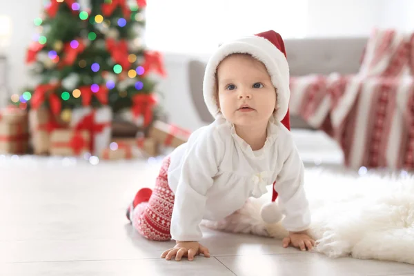 집에서 바닥에 모자에 귀여운 크리스마스 — 스톡 사진
