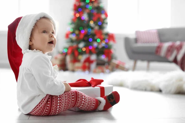 Schattige Baby Kerstman Hoed Met Gift Van Kerstmis Thuis — Stockfoto