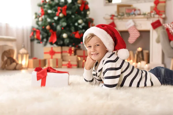 Carino Bambino Cappello Babbo Natale Con Scatola Regalo Natale Casa — Foto Stock