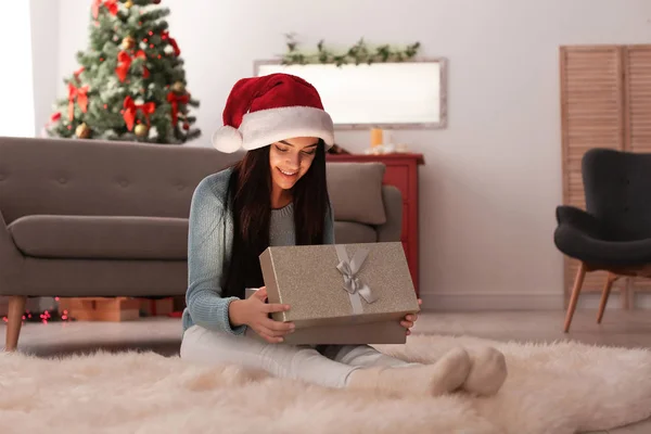 Piękna Młoda Kobieta Santa Hat Otwierając Pudełko Prezent Boże Narodzenie — Zdjęcie stockowe