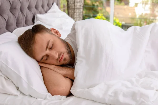 Evde Yatakta Uyuyan Yakışıklı Delikanlı Sabah Erken — Stok fotoğraf