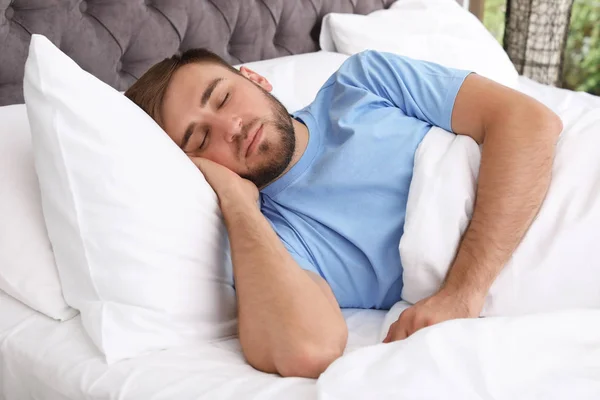 Jovem Bonito Dormindo Cama Casa Manhã Cedo — Fotografia de Stock