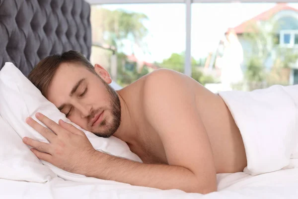 Evde Yatakta Uyuyan Yakışıklı Delikanlı Sabah Erken — Stok fotoğraf