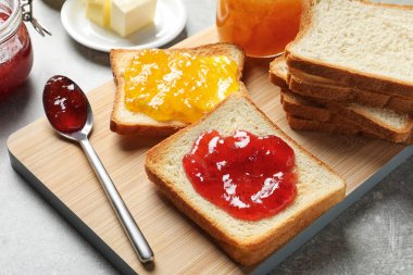 Tost ekmeğine ahşap tahta üzerinde sıkışmaları