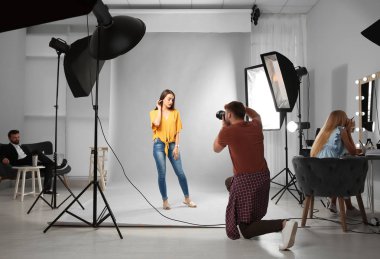 Profesyonel takım fotoğraf stüdyosu modeli ile çalışma