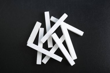 Tahtadaki tebeşir parçaları, üst görünüm