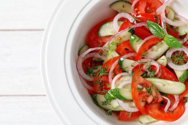 Tablo, üstten görünüm lezzetli taze salata ile plaka