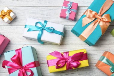 Ahşap arka plan üzerinde güzel hediye kutuları ile düz yatıyordu kompozisyon