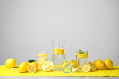 Limon suyu ve taze meyve masada kompozisyonu