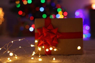 Hediye kutusu ve katta elektrik garland. Şık Noel iç