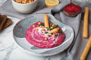 Mermer masaya tabak lezzetli pancar humus ile ekmek sopa