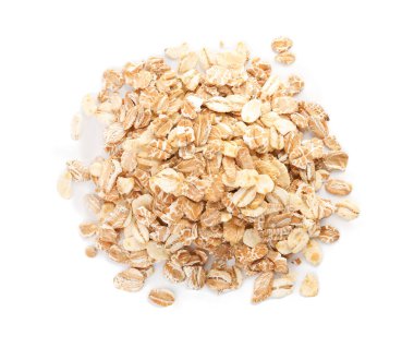 Beyaz arka plan üzerinde çiğ yulaf ezmesi. Sağlıklı tahıl ve tahıl